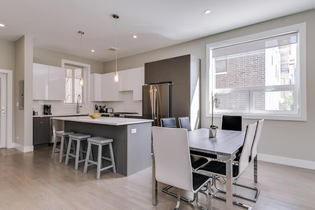 Stunning Duplex Condo #1 - Downtown River North Чикаго Екстер'єр фото