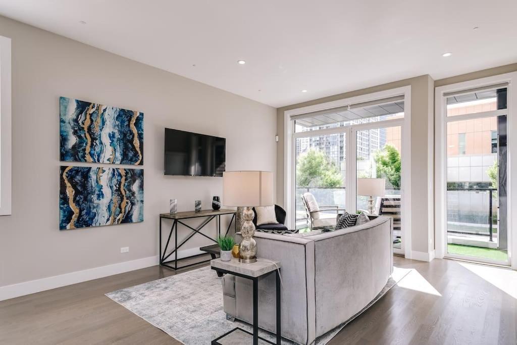 Stunning Duplex Condo #1 - Downtown River North Чикаго Екстер'єр фото