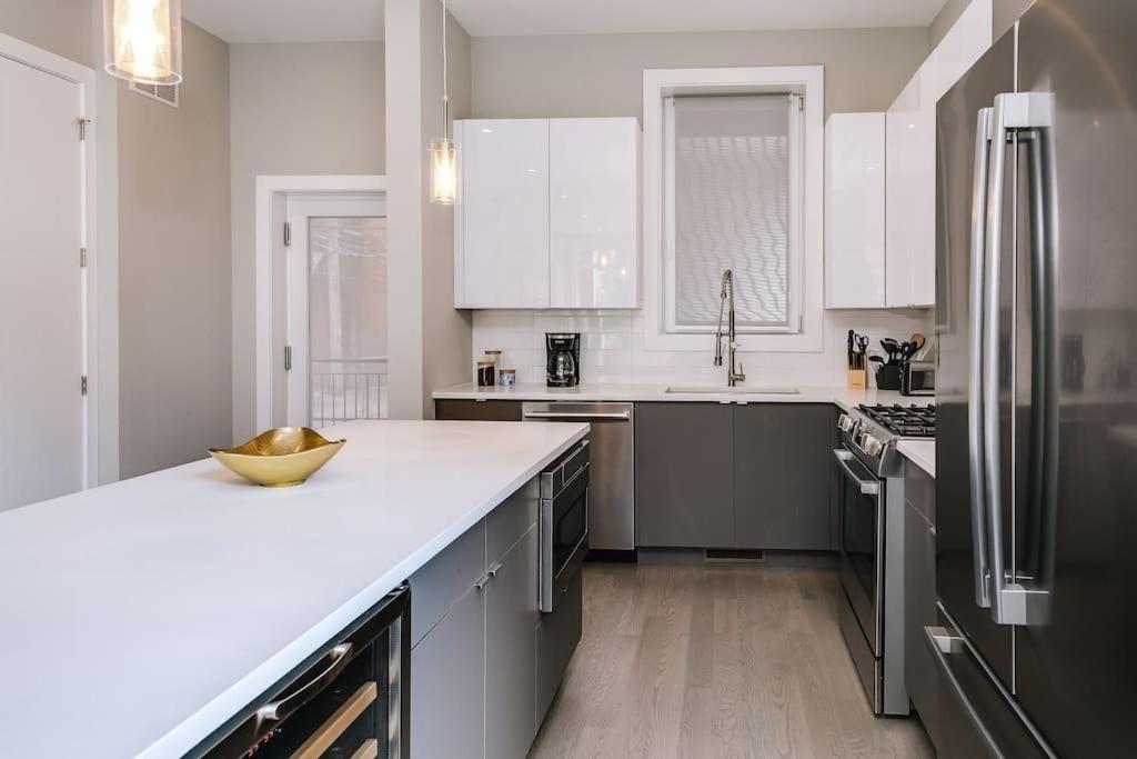 Stunning Duplex Condo #1 - Downtown River North Чикаго Екстер'єр фото