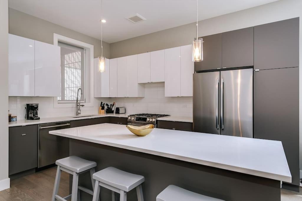 Stunning Duplex Condo #1 - Downtown River North Чикаго Екстер'єр фото