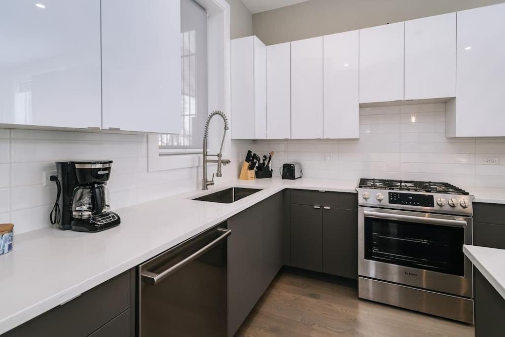 Stunning Duplex Condo #1 - Downtown River North Чикаго Екстер'єр фото