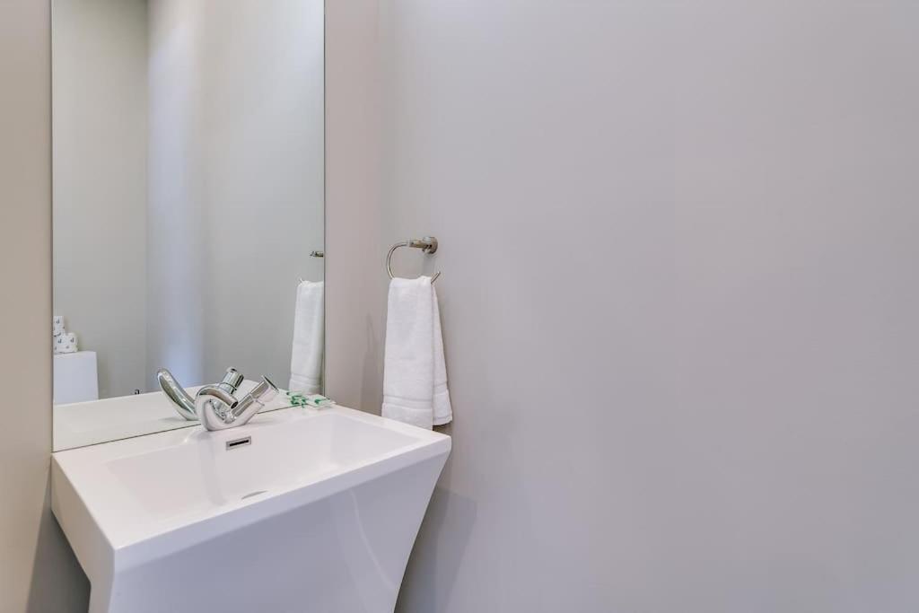 Stunning Duplex Condo #1 - Downtown River North Чикаго Екстер'єр фото