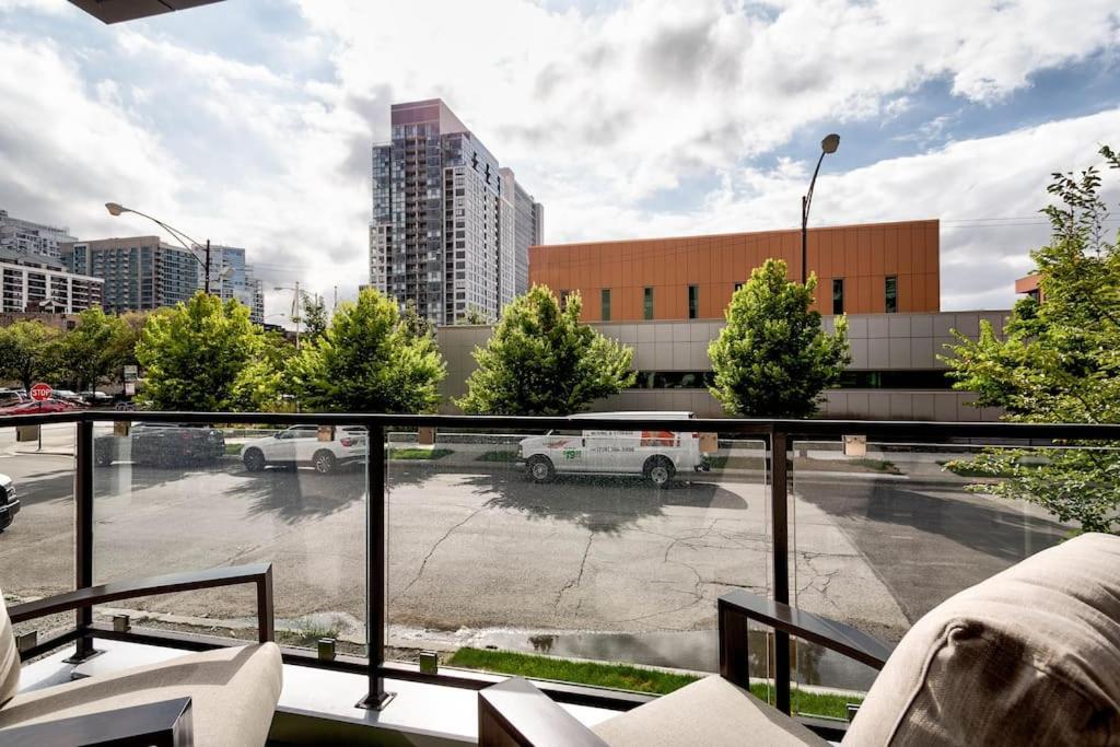 Stunning Duplex Condo #1 - Downtown River North Чикаго Екстер'єр фото