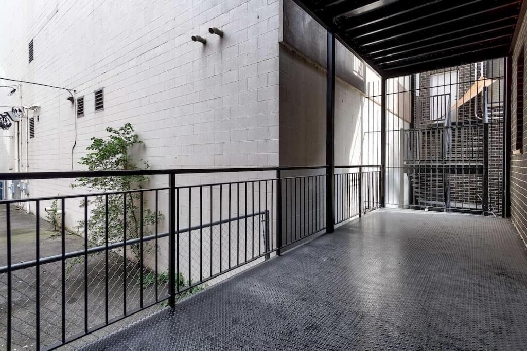 Stunning Duplex Condo #1 - Downtown River North Чикаго Екстер'єр фото